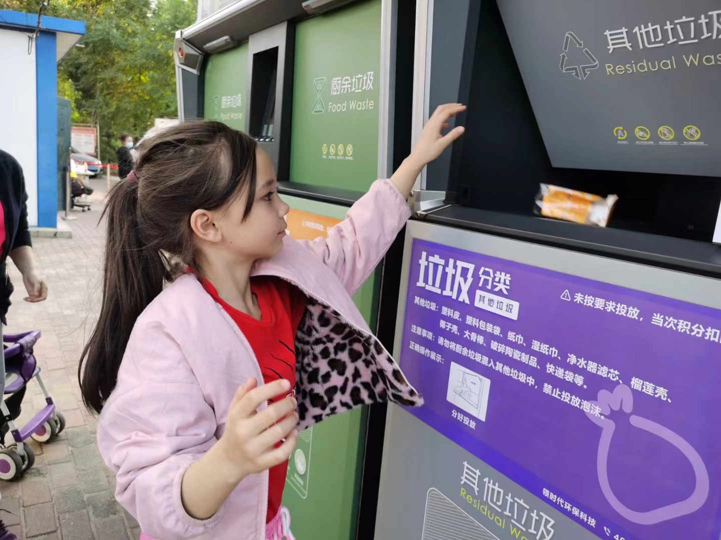 高科技與高顏值并存的智能垃圾分類箱，你身邊有了嗎？