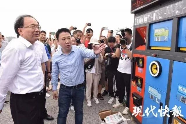 無(wú)錫市委書(shū)記李小敏一行現(xiàn)場(chǎng)查看智能垃圾箱 無(wú)錫市委書(shū)記李小敏一行現(xiàn)場(chǎng)查看智能垃圾箱